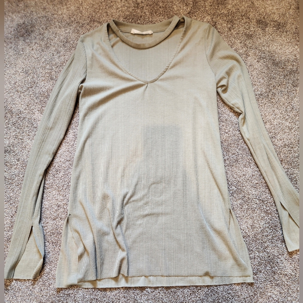 Elegant Long Sleeve V-Neck Top in Gray